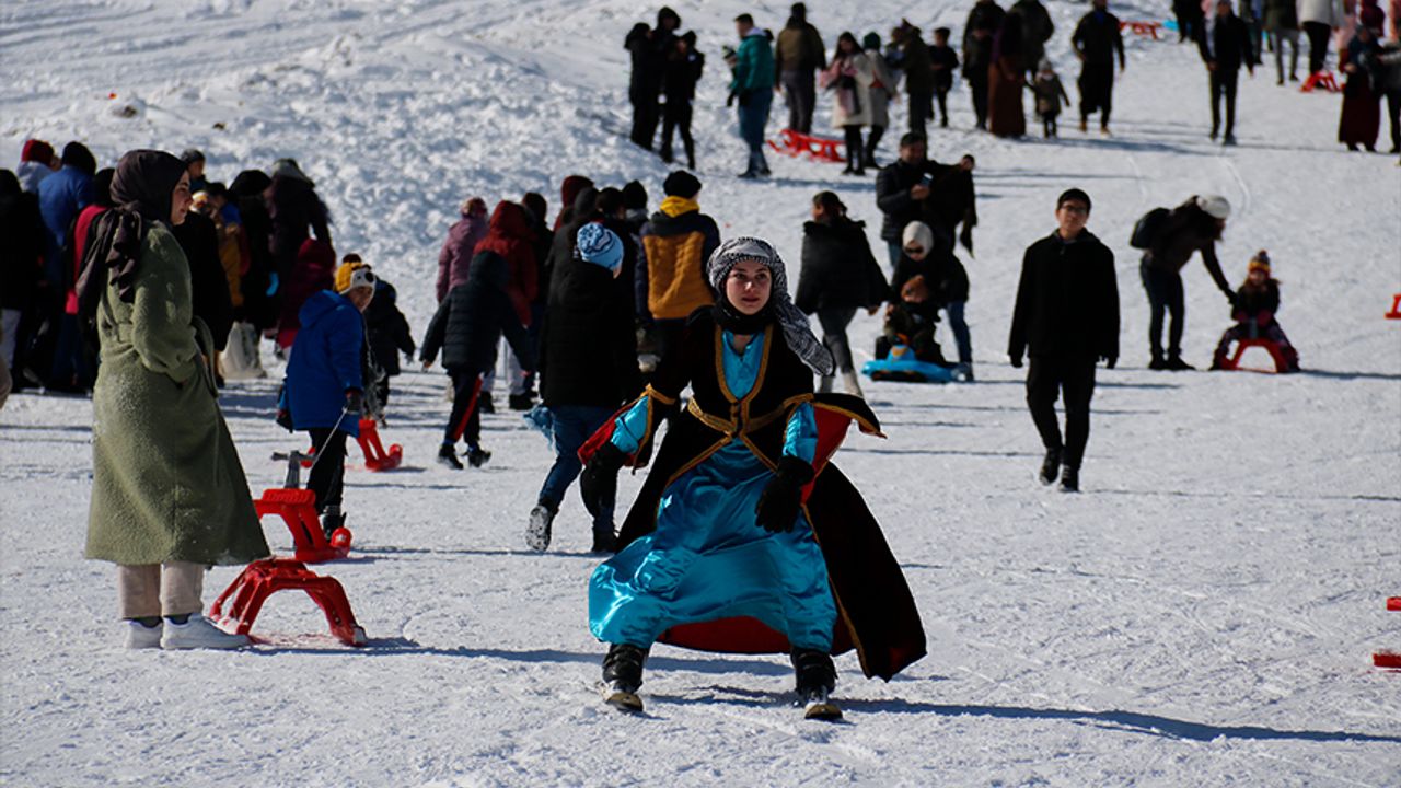 Şalvarlı ve fistanlı kayakçılar pistlere renk kattı