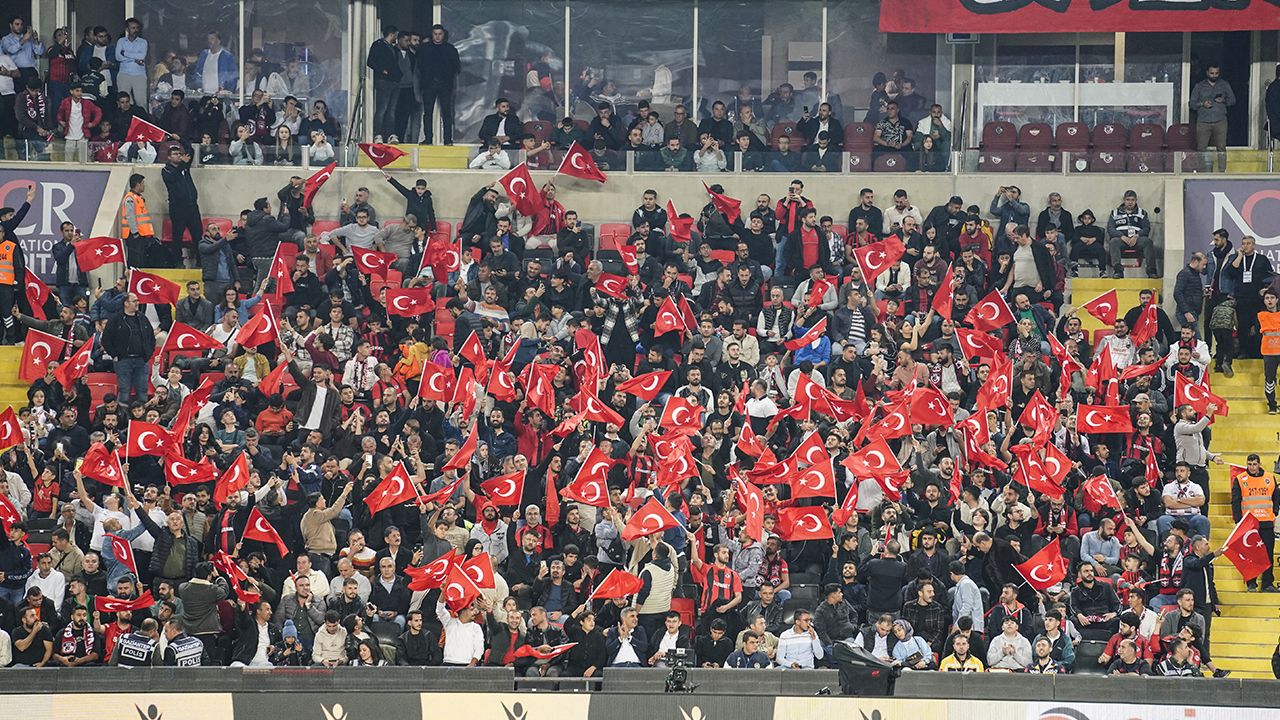 Bayraklarla kutladılar