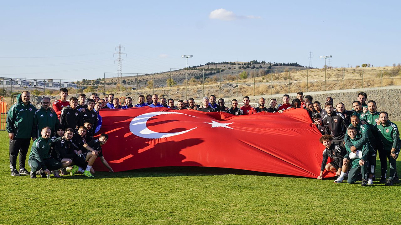 Dev bayrak açtılar