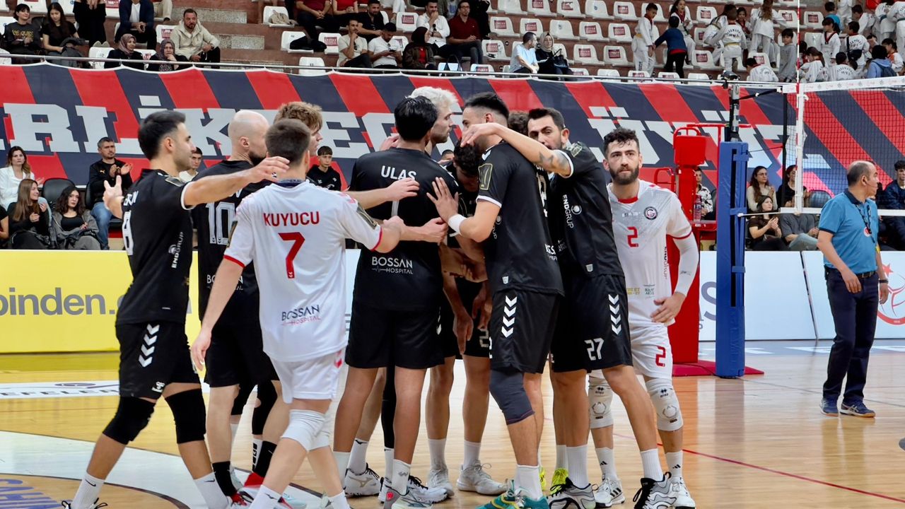 Efeler galibiyetle tanıştı 3-2