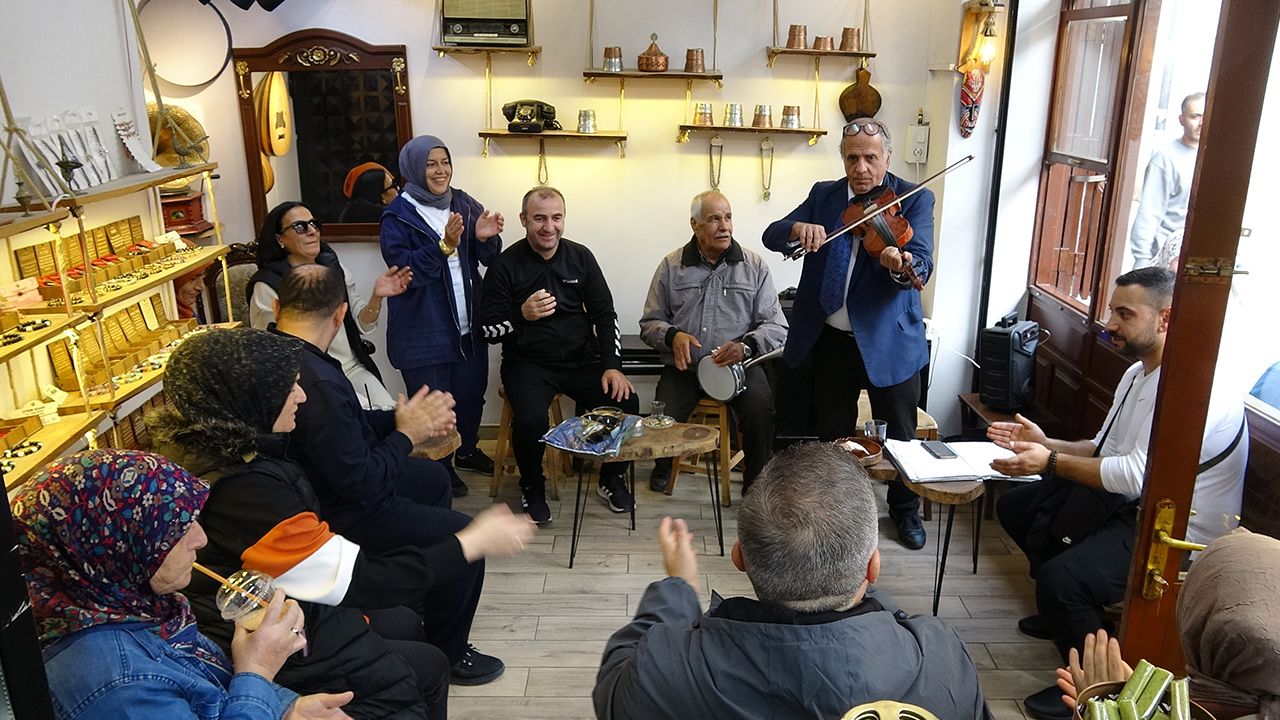 Müşterilerini müzikle karşılıyor