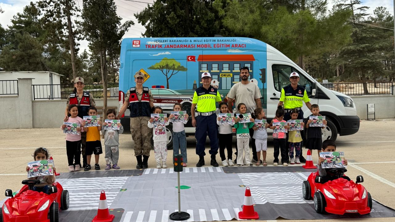 Öğrencilere trafik kuralları anlatıldı