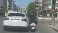 Motosiklet sürücüsünün tehlikeli yolculuğu kameraya yansıdı