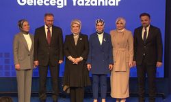 Plaketleri Emine Erdoğan verdi