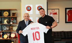 Mesut Özil'den Büyükekşi'ye ziyaret