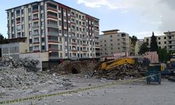 Bina yıkım sırasında çöktü