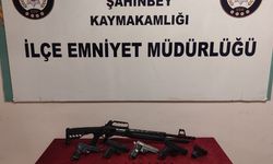 Baskında kaçak silah buldular