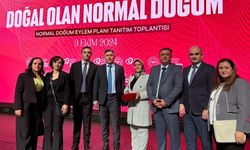 Emine Erdoğan'dan Gaziantepli ebeye plaket