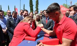 Bilek güreşinin kazananı Şahin oldu