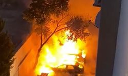 Duisburg’da 2 lüks araç yanarak küle döndü