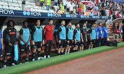 Dört futbolcu kulübeye çekildi