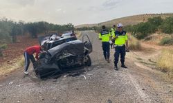 İki otomobil kafa kafaya çarpıştı