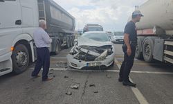 Işıkta bekleyen tıra çarptı