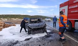 Seyir halindeki otomobil yandı