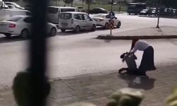 Sokak ortasında saç başa girdiler