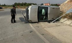 Viraja hızlı giren aracı 'DUR' tabelası durdurdu