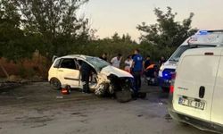 Araçlar kafa kafaya çarpıştı
