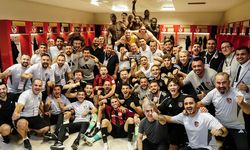 İlk galibiyet pozu