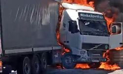 Seyir halindeki tır alev aldı