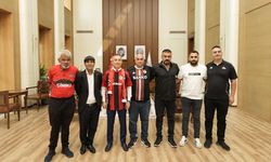 Vali amigoları bağrına bastı