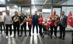 Başarılı sporcular çiçeklerle karşılandı