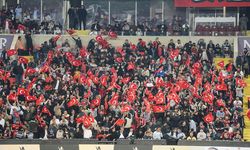 Bayraklarla kutladılar