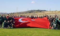 Dev bayrak açtılar