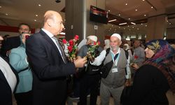 Umrecileri Cihan ve Uğur karşıladı