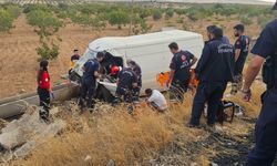 Kamyonet şarampole uçtu: 2 ağır yaralı