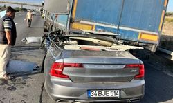 Tıra çarpan otomobil hurdaya döndü