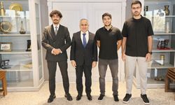 Cezayirli öğrenciler rektöre gitti