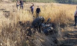 Devrilen traktörün altında kaldı