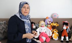 İşlediği oyuncaklarla çocuklarına bakıyor