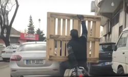 Motosiklet üzerinde palet taşıdı