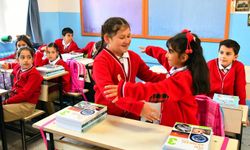 Milyonlarca öğrenci yeniden ders başı yaptı