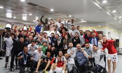 Soyunma odasında büyük coşku