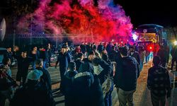 Taraftarlar meşale ile karşıladı