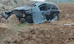 Devrilen otomobilin sürücüsü yaralandı