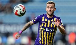 Draguş eli kulağında