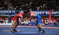 Güreş şampiyonası nefes kesti