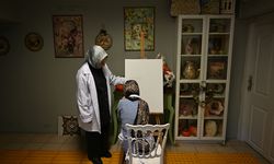 Resim yaparak hayata tutunuyor