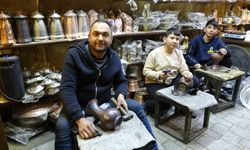 Çocuklarına meslek öğretiyor