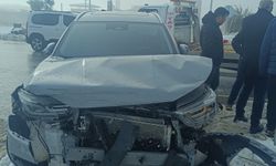 İki otomobil çarpıştı: 3 yaralı