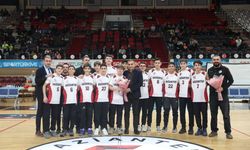 Bölge şampiyonu olan çocuklara jest