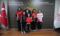 Kupalarını Şahin'e getirdiler