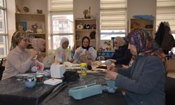 Yaşadıklarını el sanatıyla unutmaya çalışıyor