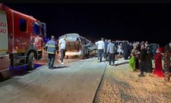 Araçlar kafa kafaya çarpıştı