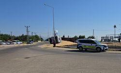 Arpa yüklü tır kavşakta yan yattı