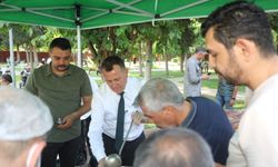 Başkan Doğan aşure dağıttı
