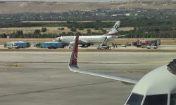 Gaziantep'e inişte lastiği patlayan uçak korkuttu